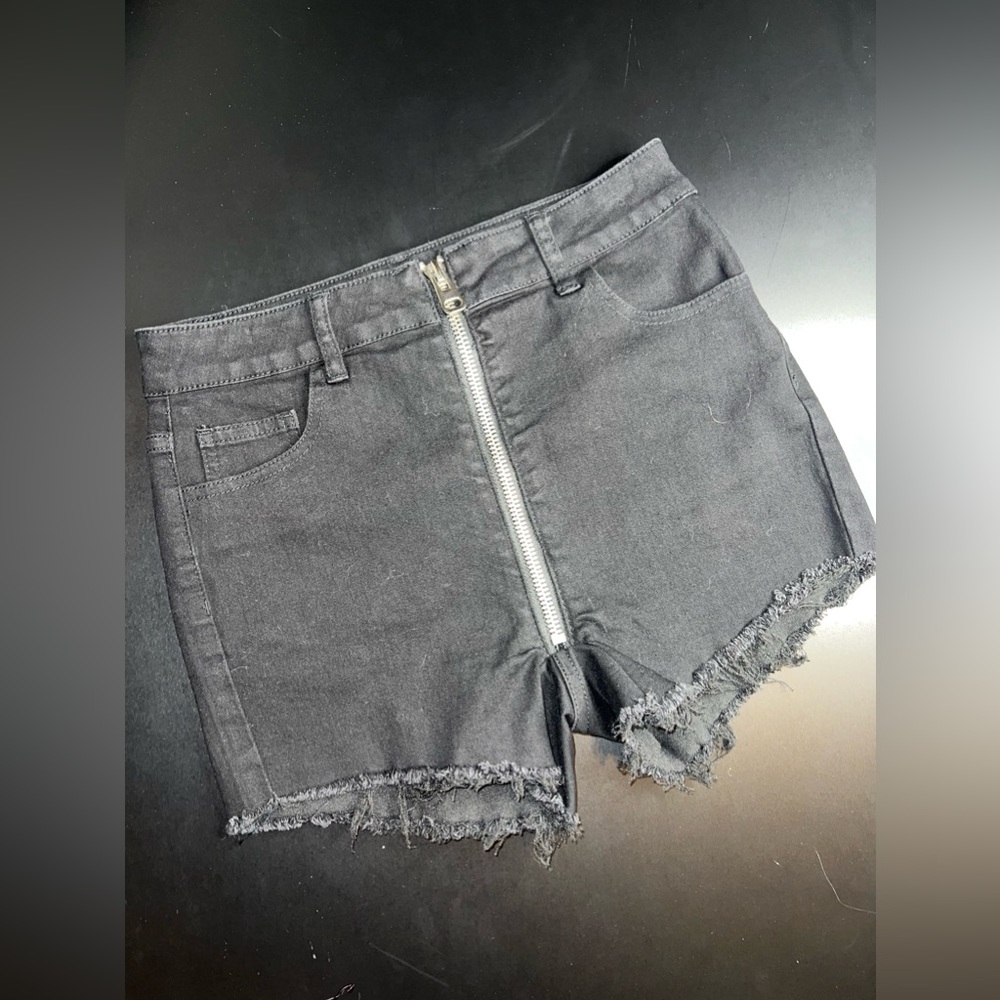Windsor Solid black Zip Front & Raw Hem Shorts Size medium (7-9) EUC